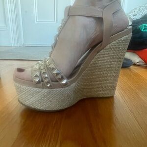 Size 9 Pura Lopez beige wedges with silver hardware.